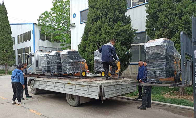 百易長青-吸樹葉機裝車中 吸樹葉機裝車中