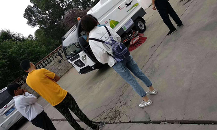 印度客戶觀看洗掃車操作 外貿(mào)出口環(huán)衛(wèi)車