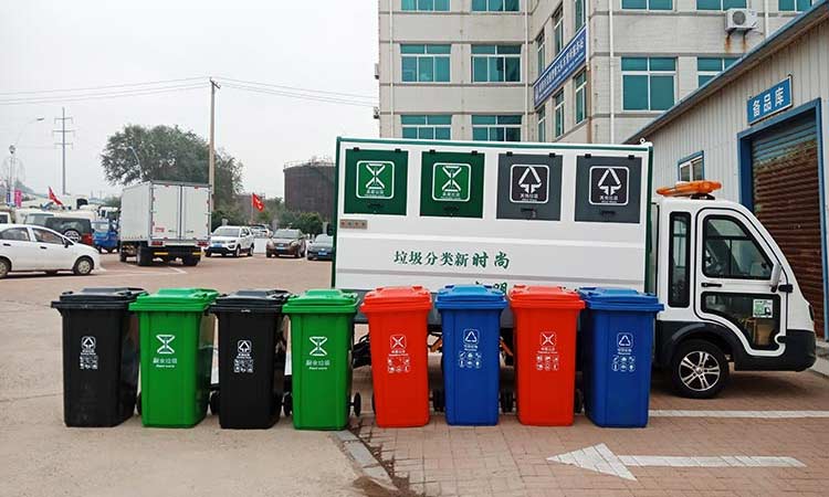 近日遼寧環衛公司引進四分類垃圾清運車到貨現場