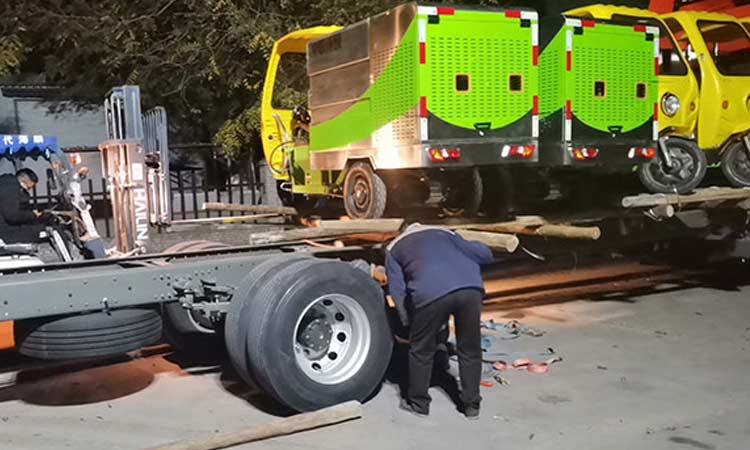 近日福建環衛公司引進多功能高壓沖洗車用于環衛道路快速保潔