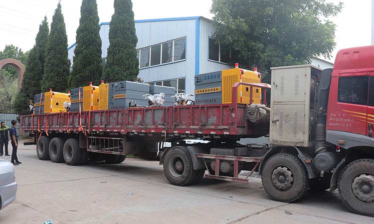 最近，深圳環衛公司引進多功能高壓沖洗車，用于環衛人行道快速沖洗和保潔