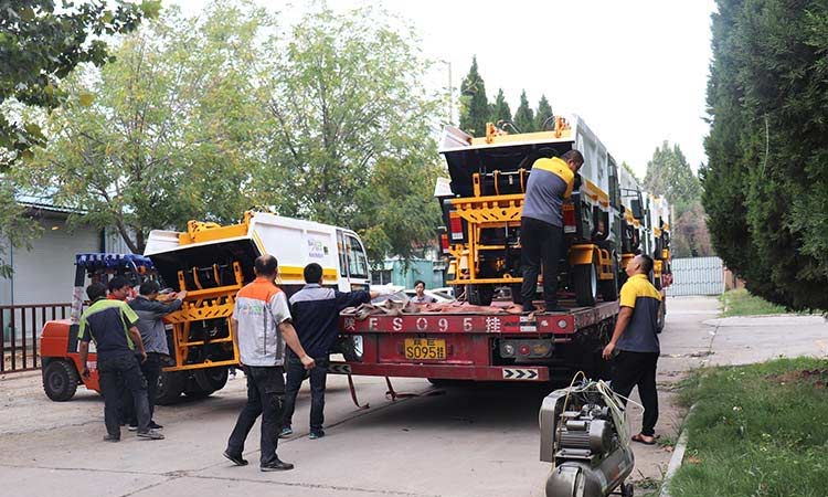 電動垃圾清運車發(fā)貨現(xiàn)場 電動垃圾清運車