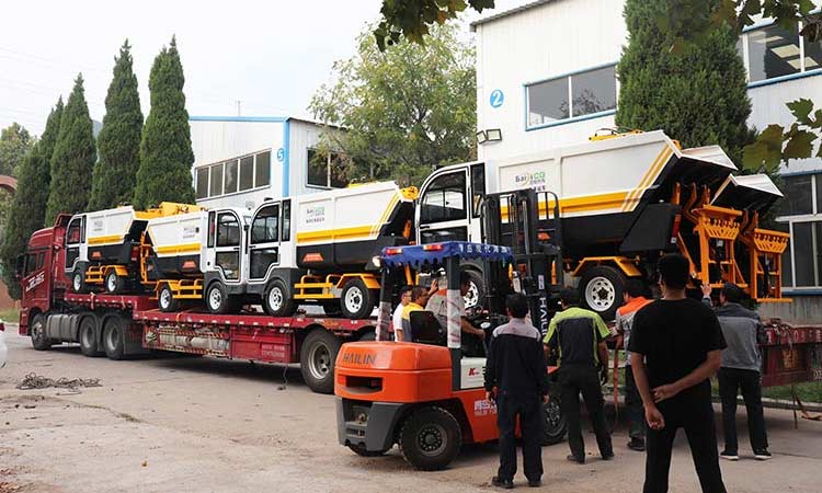 環(huán)衛(wèi)垃圾清運車發(fā)貨現(xiàn)場 小型電動垃圾清運車