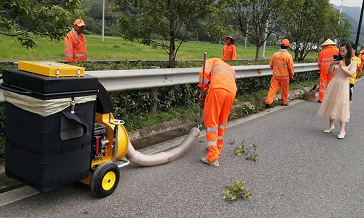 義烏園林環衛公司采購多臺手推式樹葉收集器用于園林綠化落葉清理工作