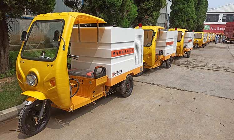 環(huán)衛(wèi)公司三輪多功能高壓清洗車(chē)發(fā)貨現(xiàn)場(chǎng)