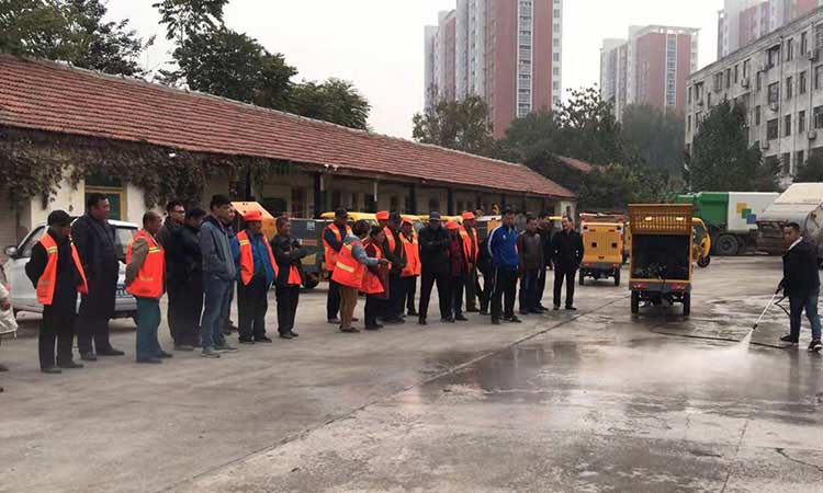 環(huán)衛(wèi)公司購(gòu)買(mǎi)小型高壓清洗車(chē)培訓(xùn)現(xiàn)場(chǎng)