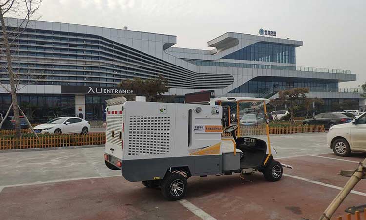 高速服務(wù)區(qū)購(gòu)買(mǎi)小型四輪多功能高壓清洗車(chē)