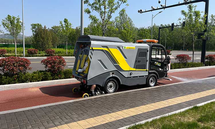 小型電動(dòng)深度清潔車(chē)—還原路面地磚本色，席地而坐