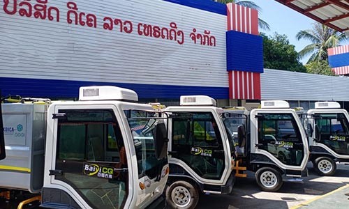 經(jīng)過(guò)數(shù)日的運(yùn)輸后裝式垃圾清運(yùn)車運(yùn)抵老撾平安交到客戶手中