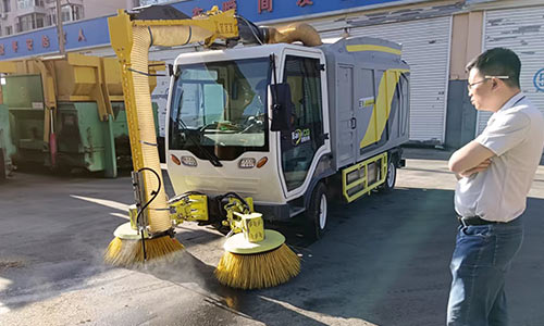 近日內蒙古某環衛公司引進我司大型樹葉收集車對城市環境進行綜合治理