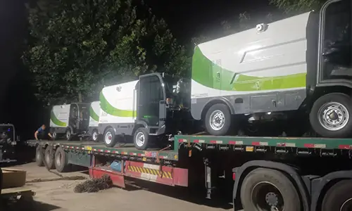 小型四輪高壓清洗車裝車準備發(fā)往深圳某環(huán)衛(wèi)公司