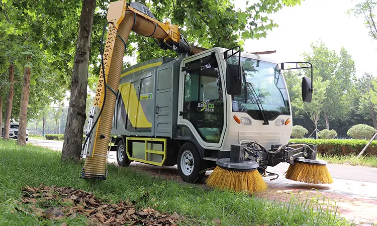 草坪上吸樹(shù)葉的機(jī)器
