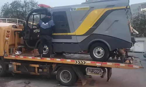 某環衛公司定制的電動深度清潔車夜間發車