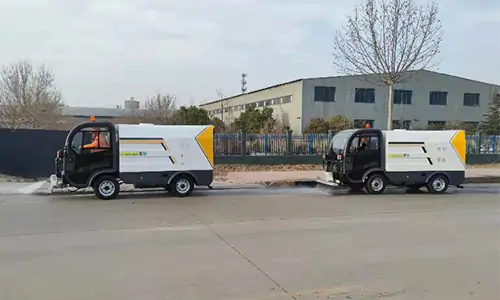 近日多臺四輪高壓清洗車在某城市道路進行環衛作業