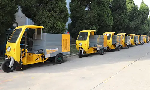 小型三輪高壓清洗車，洗掃車已裝車準備發往某環衛公司