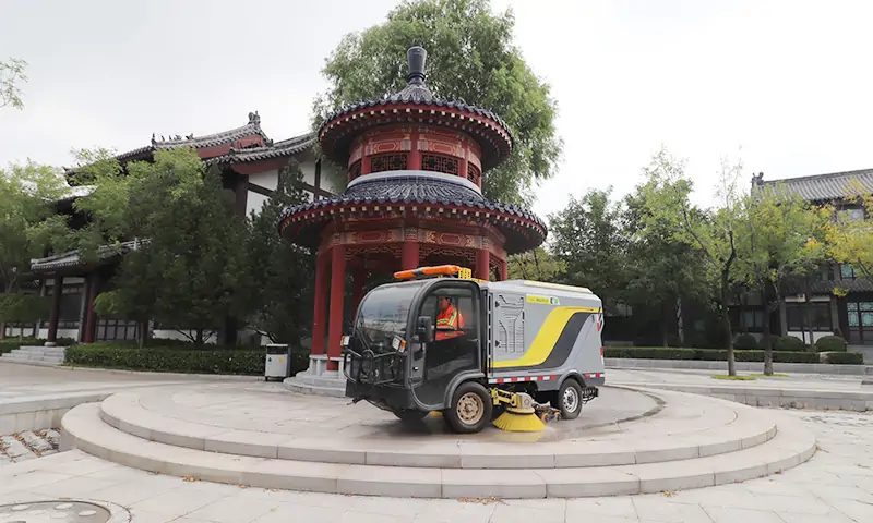 背街小巷、廣場公園狹窄的人行道道路也能洗掃？沒錯，這款車就可以做得到！