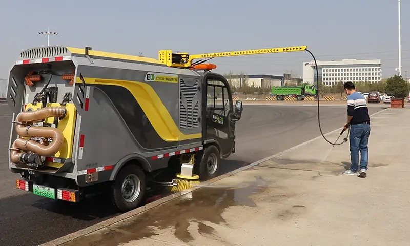 小型電動(dòng)洗掃車(chē)--路邊停放車(chē)輛，底部垃圾清理有竅門(mén)！省時(shí)還省力！