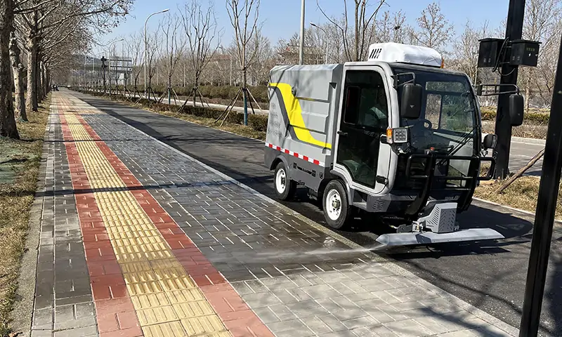 每年花幾十萬塊錢雇人做環衛，為啥不選擇幾萬塊錢采購設備？一車代替六名人工！