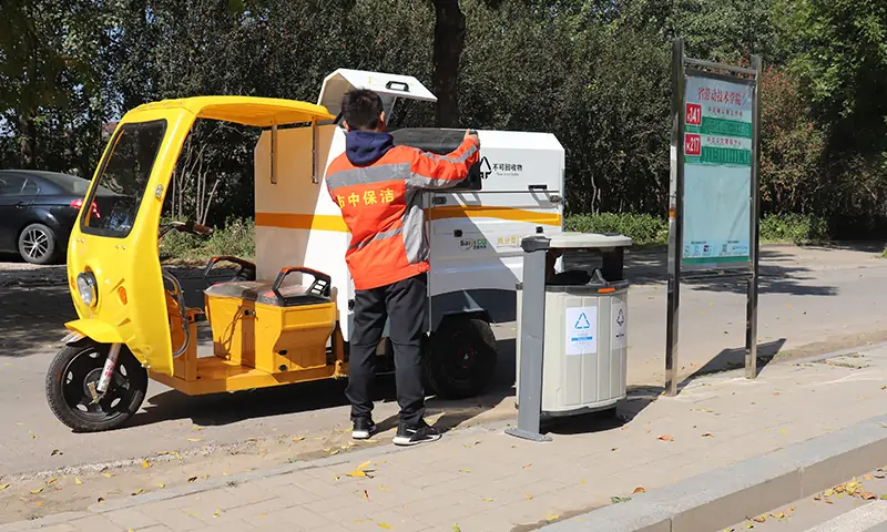 兩分類垃圾清運車，小巧身姿，操作靈活，應用廣泛！現場試車備受關注！