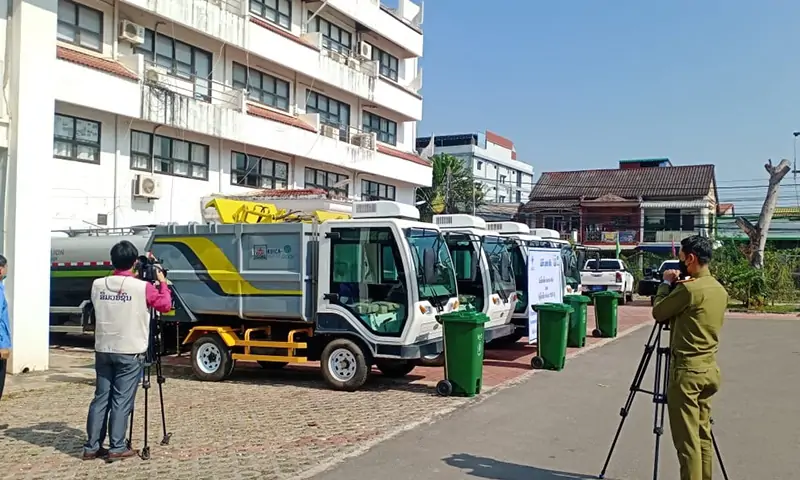 一輛車解決商業街道垃圾轉運清理難題！后裝式垃圾清運車，環衛作業垃圾轉運好幫手！