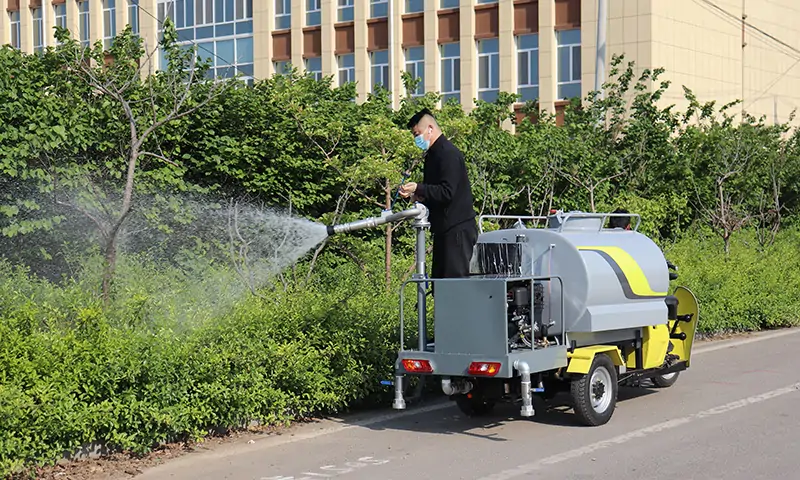 三輪純電動灑水車小區道路養護，治理春季揚塵衛生治理，純電動更環保！