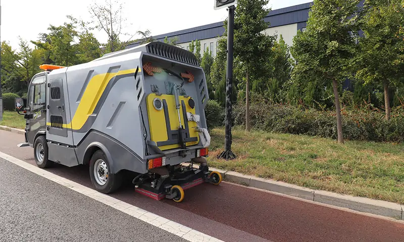 市政人行道太狹窄不好清理怎么辦？純電動(dòng)深度清潔車(chē)，一車(chē)多用，有效解決市政人行道清理難題！