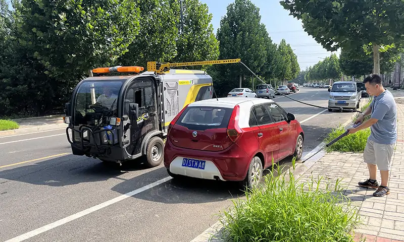 純電動(dòng)洗掃車(chē)輔道人行道顯身手！狹窄道路洗掃，高壓沖洗人行道，車(chē)輛過(guò)后地面整潔又衛(wèi)生！