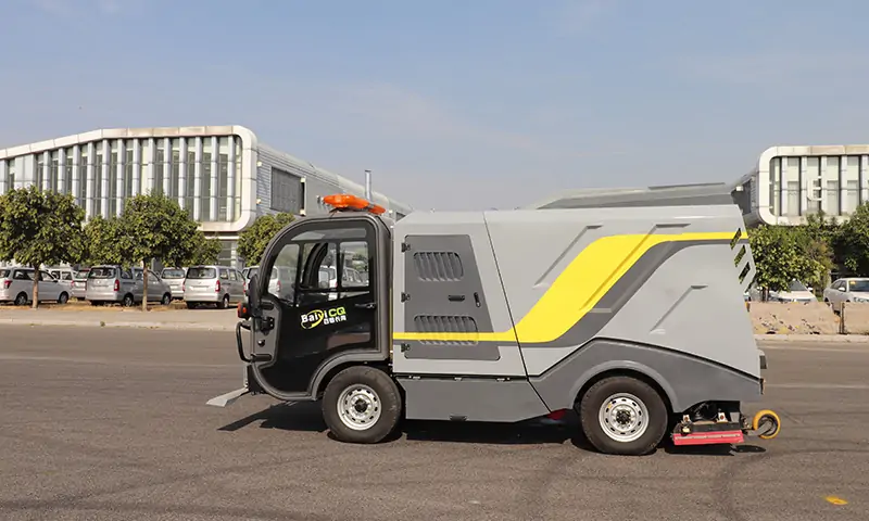 純電動深度清潔車，深度清潔，以克論凈，完成區域地面深度清潔，還原路面本色！