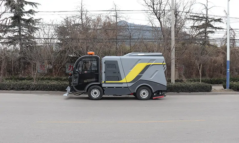 純電動(dòng)深度清潔車(chē)，道路清潔好幫手！一米一深度清潔寬度，滿足多場(chǎng)景使用需求！