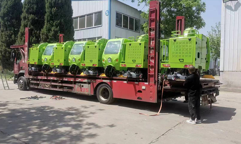 百易三輪駕駛式樹葉收集車發(fā)車！操作簡單，輕輕松松搞定落葉收集轉(zhuǎn)運難題！