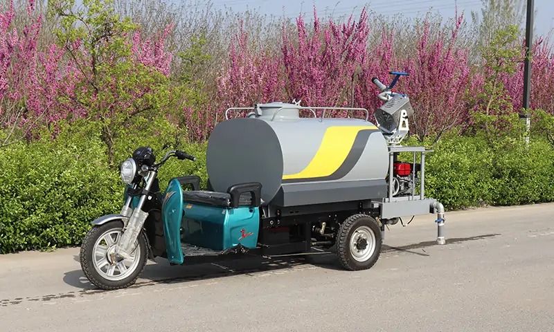 三輪灑水車，別看它小，用處可不少：霧炮、灑水、高炮樣樣齊全，景區物業工地都能使用！