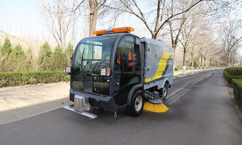 純電動(dòng)洗掃車(chē)背街小巷顯神通，洗掃全面，操作簡(jiǎn)單獲得認(rèn)可