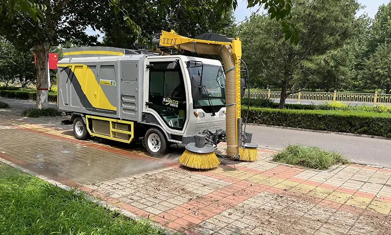 樹葉收集車——引領(lǐng)綠色清潔革命的力量，落葉收集專用車輛。