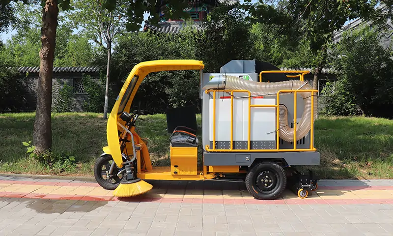 高效便捷的秋季落葉收集轉(zhuǎn)運專用車輛，三輪駕駛式樹葉收集車！