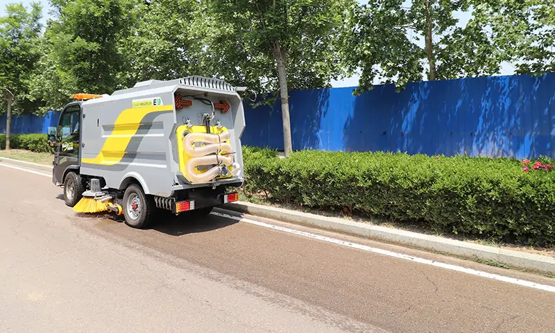 純電動(dòng)洗掃車(chē)：引領(lǐng)綠色道路清潔新時(shí)代，顛覆傳統(tǒng)洗掃模式！