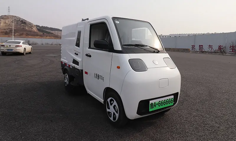 小型純電動洗掃車：城市清潔新利器,功能多樣，應用廣泛