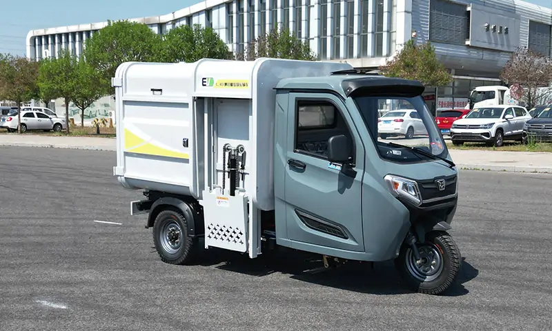 新款側裝式垃圾清運車：物業景區道路垃圾桶垃圾轉運專業設備