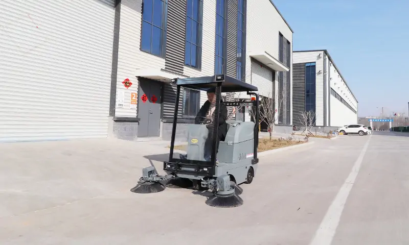 便捷高效的環(huán)保衛(wèi)士——純電動(dòng)三輪駕駛式清掃車(chē)助力城市潔凈升級(jí)
