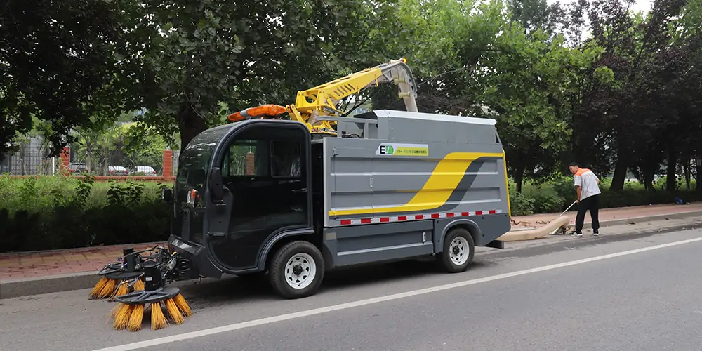 樹葉收集車，新能源樹葉收集車，多功能樹葉收集車，四輪樹葉收集車