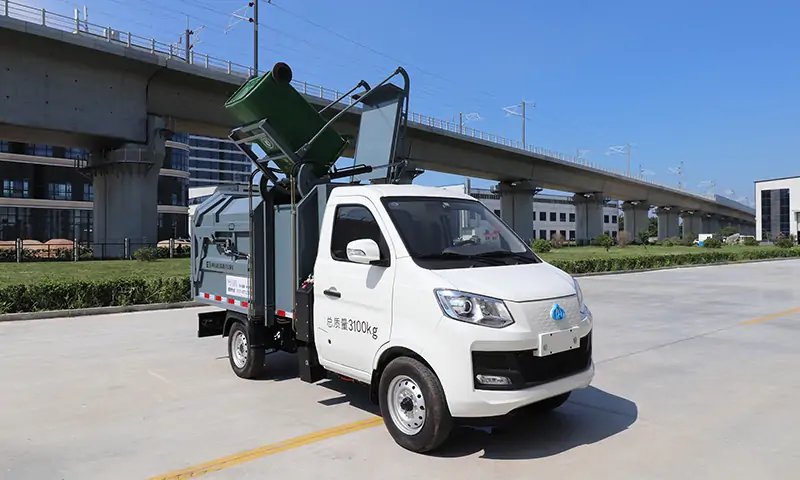 新能源側(cè)裝式垃圾清運車——城市環(huán)衛(wèi)升級的綠色利器