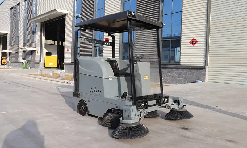 綠色環(huán)保新裝備——純電動(dòng)三輪駕駛式清掃車(chē)全面升級(jí)城市清潔水平