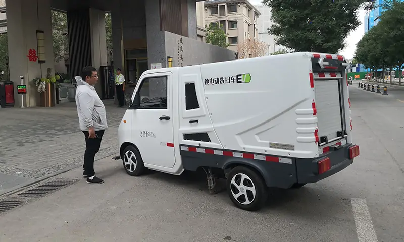 新能源洗掃車(chē)亮相客戶現(xiàn)場(chǎng) 助力城市環(huán)衛(wèi)智能化升級(jí)