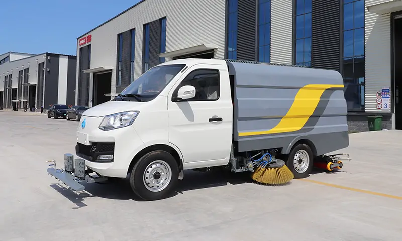 新能源純電動(dòng)洗掃車(chē)，高效洗掃，徹底解決輔道、非機(jī)動(dòng)車(chē)道等狹窄路段路面清潔問(wèn)題