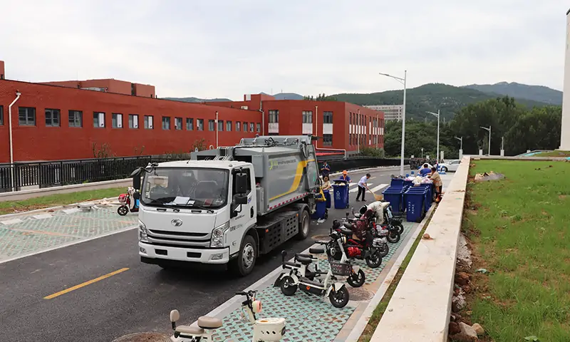 純電動(dòng)壓縮式垃圾車(chē)助力校園垃圾轉(zhuǎn)運(yùn)——綠色環(huán)保的新選擇