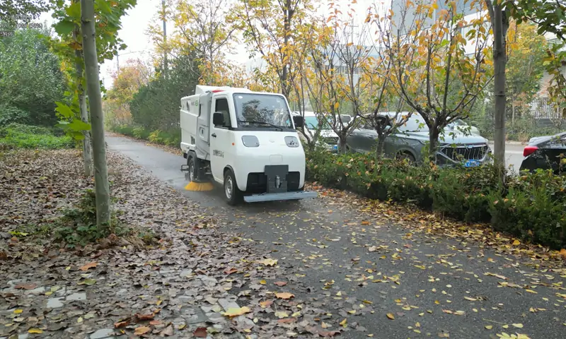 純電動(dòng)洗掃車(chē)——秋季雨后落葉清潔的高效利器