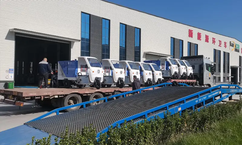 三輪多功能高壓清洗車(chē)交付客戶現(xiàn)場(chǎng) 小型化、多功能、易操作成亮點(diǎn)